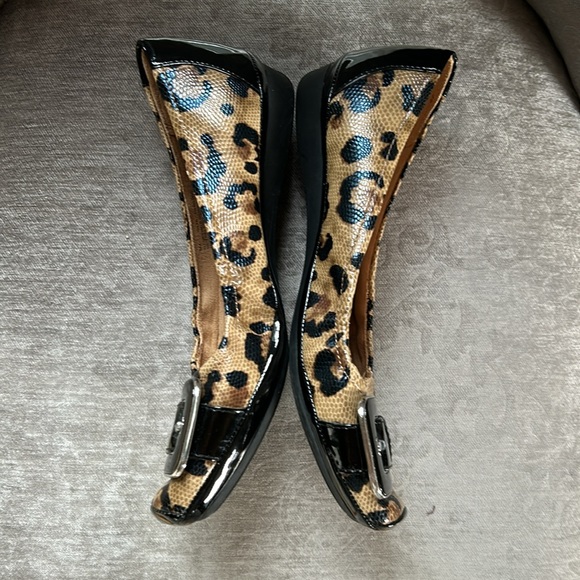 Leopard print and black flats. - Picture 4 of 9